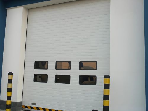 Industrial lifting door
